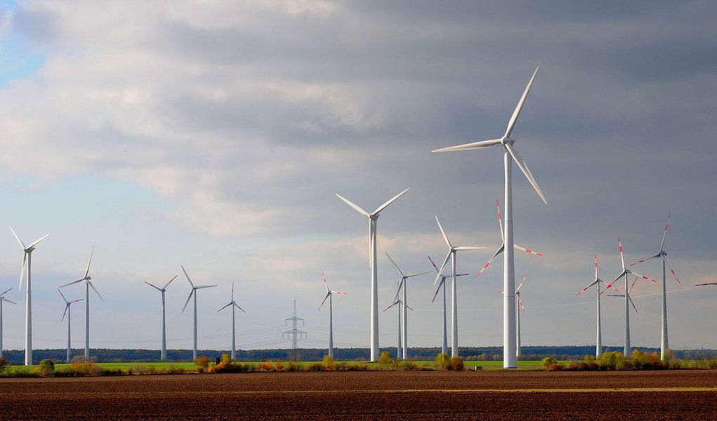 Os fabricantes de equipamentos para a indústria de energia eólica atualmente habilitados a ter financiamentos do Banco Nacional de Desenvolvimento Econômico e Social (BNDES) devem atingir as metas de conteúdo local exigidas pelo banco para seguir nessa lista em 2016, prazo final de um plano gradativo de aumento de nacionalização das máquinas; "Com alguma dificuldade, a indústria está vencendo esse desafio de dar conta das exigências colocadas, que no curto prazo achamos que foram razoavelmente fortes", disse a presidente da Abeeólica, Elbia Silva Gannoum