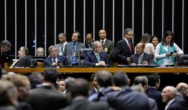 “Sob qualquer ponto de vista, o Congresso está sendo, no mínimo, irresponsável. O que está em disputa não é a questão fiscal, mas uma disputa política para aprovar propostas que aumentem o desgaste do governo. Um dos ingredientes é aprovar um conjunto de condições fiscais que inviabilizam qualquer governo”, disse o professor Francisco Lopreato, especialista em política fiscal da Universidade de Campinas; “Quando o Congresso se predispõe a atacar pessoalmente um presidente, mostra que não trabalha para a população nem representa o povo que o elegeu", complementa a doutora em economia pela Fundação Getulio Vargas, Virene Matesco
 