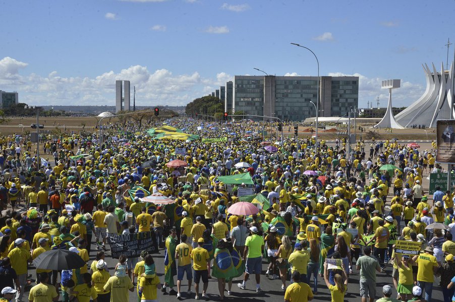 Terminou por volta das 12h30 a manifestação defronte ao Congresso Nacional, em Brasília; manifestantes caminharam rumo ao Congresso carregando faixas e cartazes que pediam a saída da presidenta Dilma Rousseff. Em frente à Catedral de Brasília, fizeram uma pausa e rezaram, de mãos dadas, o Pai Nosso; em seguida foram para o gramado do Congresso onde estenderam faixas e pediram a saída da presidente Dilma; manifestação também serviu de palco para que diversas categoria, como servidores do Judiciário e da Polícia Civil do Distrito Federal pedissem a valorização das carreiras; protesto reuniu 25 mil pessoas, segundo a Polícia Militar; número é a metade do registrado durante os protestos de abril