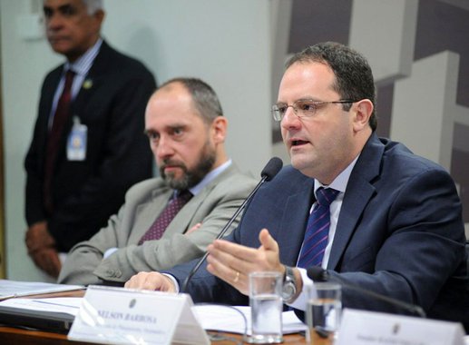 "Se faça como o tribunal sempre fez: faça o apontamento e nós corrigimos daqui para frente. Mas é diferente ignorar o que sempre foi dito e dar à situação específica um tratamento diferente", disse o advogado-geral da União, o ministro Luís Inácio Adams, em audiência no Senado nesta terça (14), sobre a análise das contas de Dilma Rousseff no TCU (Tribunal de Contas da União); "Estou falando em decisões com casuísmo, o que não deve ser a lógica do processo do Direito", acrescentou 