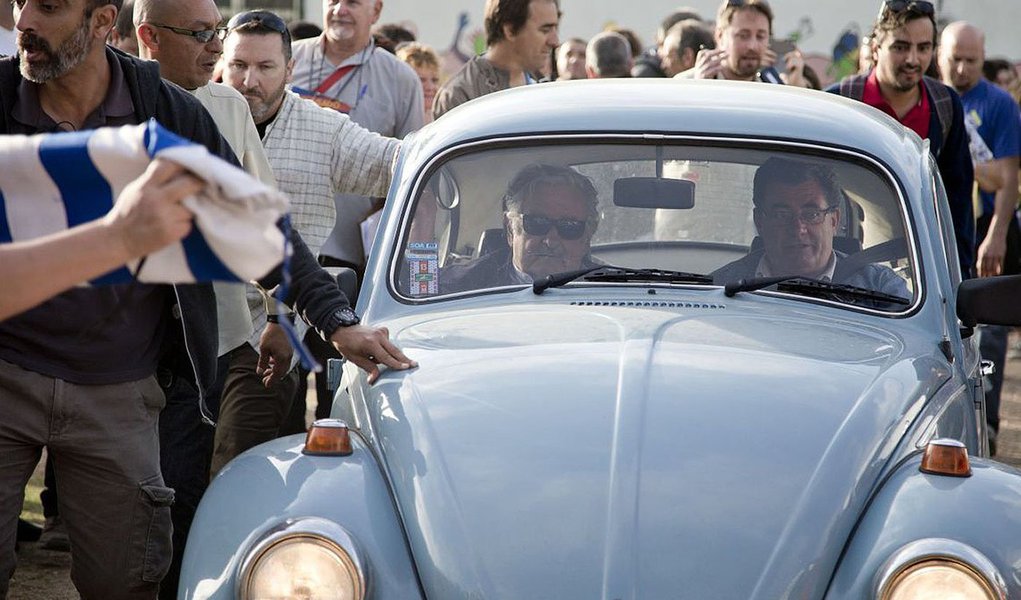 Durante os últimos cinco anos em que governa o Uruguai, José Mujica revelou que doou US$ 550 mil, cerca de R$ 1,5 milhão, de seu salário; US$ 400 mil foram destinados ao Plan Juntos, projeto de casas populares criado no país em 2010, e US$ 150 mil foram destinados a seu partido, Frente Ampla (FA); “Pode-se gargantear o quanto quiser, mas às palavras devem corresponder o bolso. Sobretudo quando o tom central de nossa fala é a mensagem de solidariedade com os mais pobres”, afirmou Mujica em seu programa de rádio