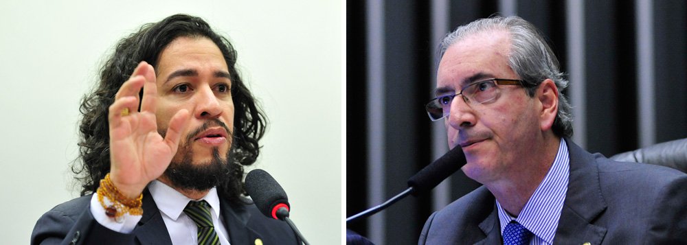 Deputado federal Jean Wyllys (Psol-RJ) alerta para "rumores que correm pela Casa" de que o presidente da Câmara, Eduardo Cunha (PMDB-RJ), provavelmente quebrará o acordo de líderes e colocará uma nova matéria sobre o financiamento de campanhas em votação, após ter sido derrotado na noite de ontem; "Cunha e seus asseclas, derrotados, ainda não se deram por vencidos. A intenção de reformar a política para reforçar suas mazelas está clara! Não podemos baixar nossas guardas, pois, como bem se vê, a prática é rasteira! Precisamos ficar atent@s também à eventual mudança de postura dos deputados: Se votarem com Cunha hoje, caso ele consiga, de fato, colocar a matéria em pauta, é indício de que participaram de tenebrosas transações!", publicou o parlamentar nas redes sociais