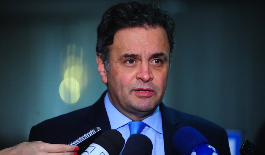 As denúncias formuladas pelo lobista Julio Camargo dando conta de que o presidente da Câmara dos Deputados, Eduardo Cunha (PMDB-RJ), recebeu US$ 5 milhões em propina colocam o senador e presidente nacional do PSDB, Aécio Neves – além de outros partidos de oposição, como o PPS –, em uma sinuca de bico; relembrando um passado nem tão distante assim , o jornalista Miguel do Rosário destaca que em junho Aécio disse em entrevista que "em caso de denúncias fortes contra Eduardo Cunha, haveria cobrança para sua renúncia da presidência da casa"; "Pois bem, aconteceu uma denúncia grave" e é chegado o momento de demonstrar coerência, diz o blogueiro; ou será que para o PSDB o que vale contra Lula não vale contra Cunha?