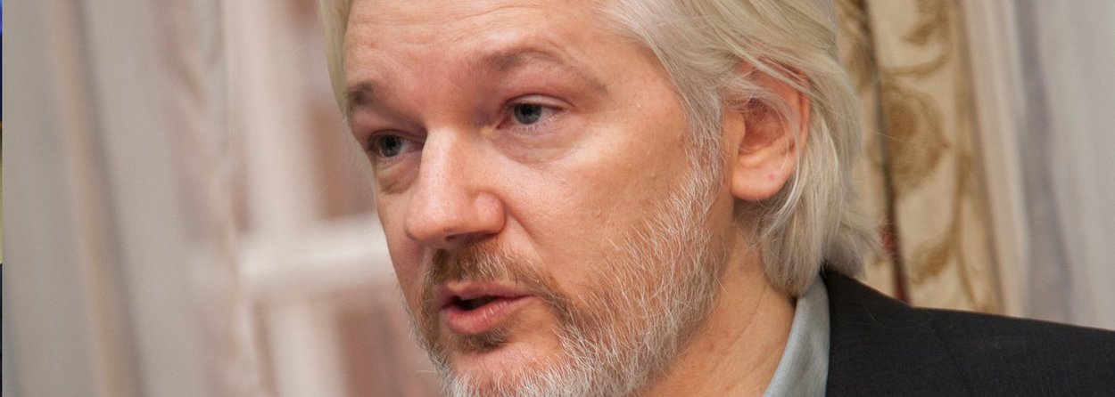 Fundador do Wikileaks Julian Assange diz que o ataque à sede da Charlie Hebdo "foi um fato extremamente triste que aconteceu com uma publicação que representa a grande tradição francesa da caricatura", mas diz que agora tem-se que "olhar adiante e pensar o que ocorreu e qual deve ser a reação"; "É preciso entender que a cada dia acontece um massacre dessa magnitude no Iraque e em outros países do mundo árabe. E isto aconteceu graças aos esforços desestabilizadores dos Estados Unidos, do Reino Unido e da França", acusou