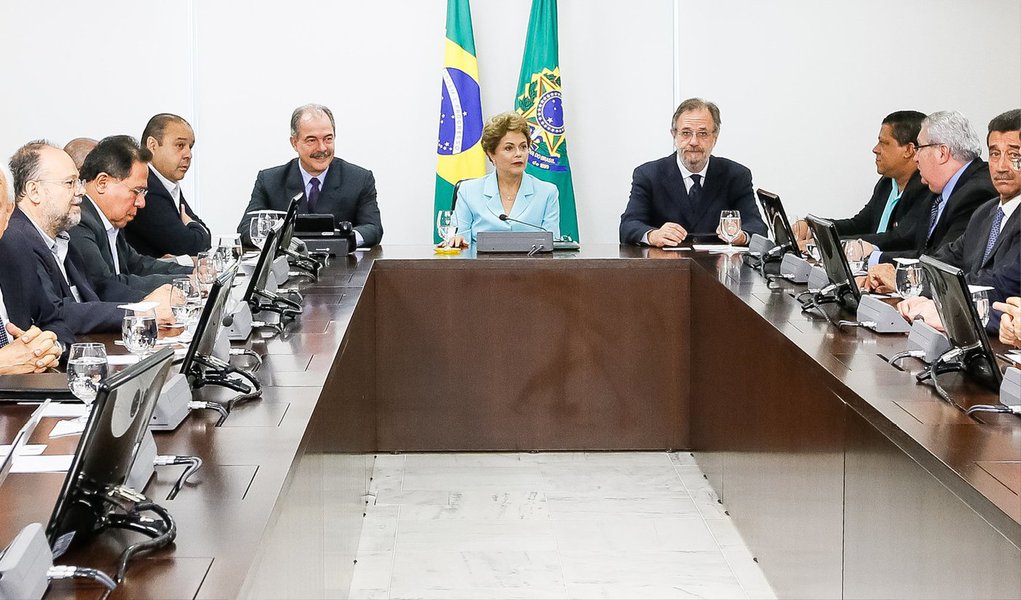 A presidente Dilma Rousseff declarou nesta quinta (30), em reunião com sindicalistas, apoio formal do Executivo para que a terceirização não seja regulamentada na atividade-fim; ela se comprometeu a aprofundar o diálogo com os dirigentes sindicais e anunciou a criação de um fórum multissetorial; segundo Dilma, as conquistas históricas dos trabalhadores brasileiros devem ser preservadas; fórum, a ser instituído por meio de decreto assinado hoje, terá o objetivo de discutir o fator previdenciário e medidas de proteção ao emprego; encontro foi visto como um aceno de proximidade do Planalto com as centrais, mas também um recado implícito de que a presidente busca apoio para a aprovação do pacote fiscal do governo