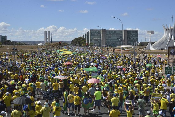 Terminou por volta das 12h30 a manifestação defronte ao Congresso Nacional, em Brasília; manifestantes caminharam rumo ao Congresso carregando faixas e cartazes que pediam a saída da presidenta Dilma Rousseff. Em frente à Catedral de Brasília, fizeram uma pausa e rezaram, de mãos dadas, o Pai Nosso; em seguida foram para o gramado do Congresso onde estenderam faixas e pediram a saída da presidente Dilma; manifestação também serviu de palco para que diversas categoria, como servidores do Judiciário e da Polícia Civil do Distrito Federal pedissem a valorização das carreiras; protesto reuniu 25 mil pessoas, segundo a Polícia Militar; número é a metade do registrado durante os protestos de abril