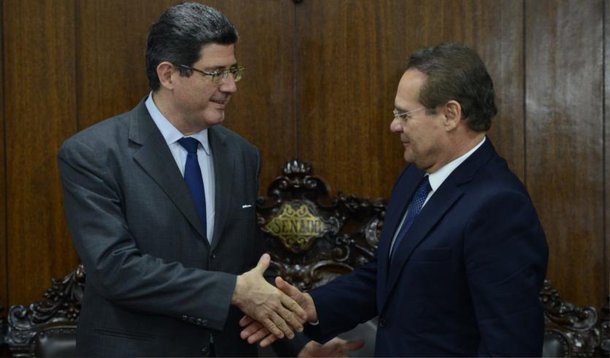 O ministro da Fazenda, Joaquim Levy, disse nesta segunda (30) estar confiante em relação a um acordo para renegociação da dívida dos estados;  ele fez o comentário ao sair de uma reunião de cerca de uma hora com o presidente do Senado, Renan Calheiros; “Estou muito confiante em um encaminhamento positivo. Há um entendimento generalizado dos entes”, declarou Levy; apesar de mostrar confiança em relação a um acordo, o ministro informou que os estados terão de fazer concessões, indicando que o projeto de lei aprovado semana passada pela Câmara dos Deputados poderá sofrer ajustes no Senado