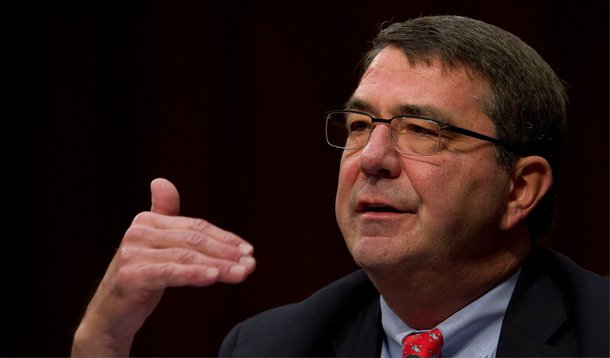 Os Estados Unidos irão pré-posicionar tanques, artilharia e outros equipamentos militares no leste e no centro da Europa, anunciou o secretário de Defesa norte-americano, Ash Carter; durante visita a Tallinn, capital estoniana, Carter disse que os Países Bálticos – Estônia, Lituânia e Letônia –, assim como Bulgária, Romênia e Polônia, concordaram em sediar peças de equipamento pesado, parte do qual também será alocado na Alemanha; Rússia acusa o Ocidente de violar os acordos pós-Guerra Fria ampliando a atuação da Otan para suas fronteiras, o que o Ocidente nega