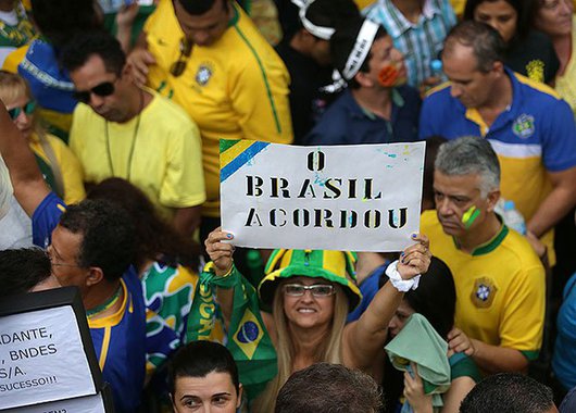 O PT precisa reagir com sua força partidária e basta de resoluções e notas à imprensa. Sendo “campanha”, tem que ir para os bairros, para o porta em porta, para as rodoviárias, pontos de ônibus e fazer a defesa do partido e do governo