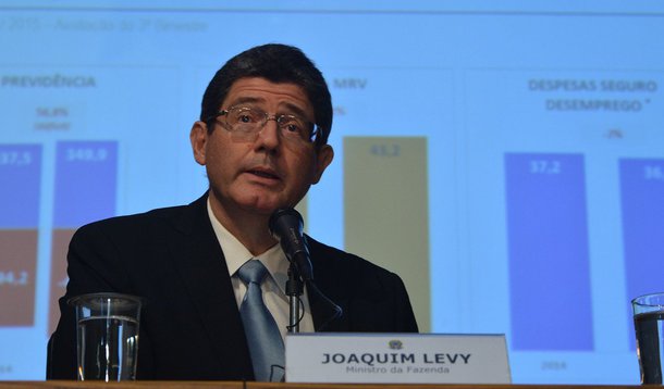 Em entrevista à jornalista Miriam Leitão, o ministro da Fazenda, Joaquim Levy, explicou porque está pacientemente conversando com parlamentares no Congresso para explicar a necessidade do ajuste fiscal; "Nem todo mundo principalmente quando você olha a Câmara dos Deputados, nem todo mundo ali pensa em economia o dia inteiro, o cara tem a agenda A, um olha ecologia, outro olha necessidades especiais de algumas pessoas, outro gosta de relacionamentos internacionais, quando houve uma mudança, houve uma mudança forte da situação que a gente está vivendo, até dos rumos da economia, demora um pouco de tempo para as pessoas entenderem", afirmou