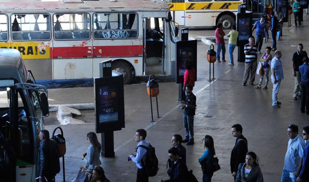 Motoristas e cobradores de ônibus do Distrito Federal entram no segundo dia de greve em protesto por 20% de reajuste salarial e 30% no tíquete refeição e plano de saúde familiar; as empresas oferecem 8,34% de reajuste nos salários com base no INPC; a paralisação afeta 1 milhão de passageiros em todas as regiões do DF; o salário de um motorista de ônibus é R$ 1.928 e o de um cobrador, R$ 1.008