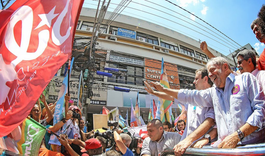 Ex-presidente desfere ataques contra o candidato tucano, que segundo ele, cometeu "grosseria típica de filho de papai" ao chamar a presidente Dilma de leviana durante o debate; "De gente que fala assim com empregada doméstica", disse Lula, durante campanha no Rio; "É um comportamento (o de Aécio) de alguém que nunca trabalhou, nunca precisou lutar pelo salário"; ex-presidente questionou ainda: "Será que se o Aécio tivesse que enfrentar um homem (na eleição), ele seria tão brabo assim?"