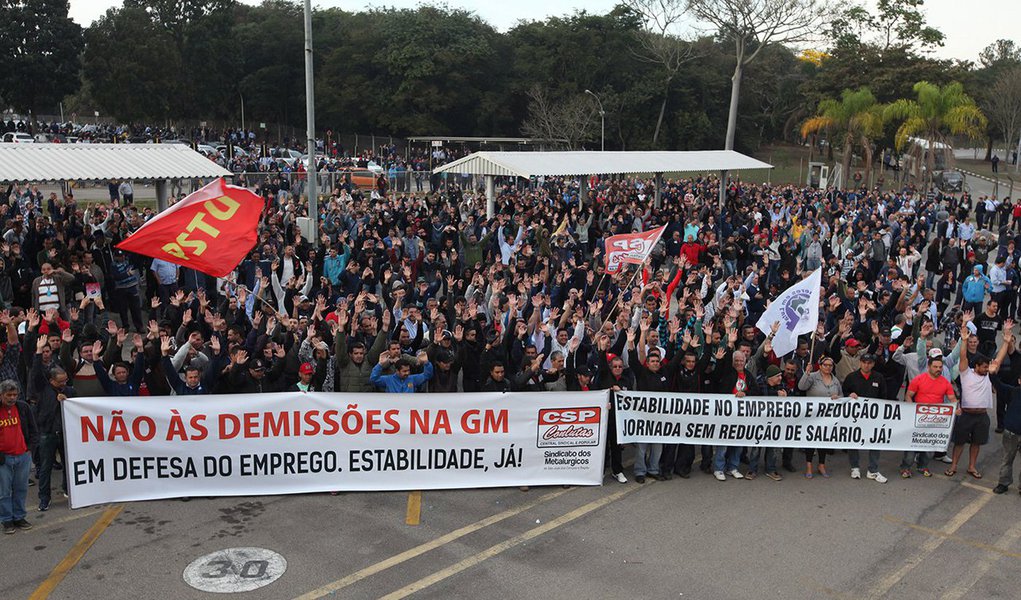 Mais de quatro mil funcionários da General Motors, de São José dos Campos (SP), encerraram a greve de 12 dias, após assembleia realizada nesta manhã; os operários concordaram com a proposta do Tribunal Regional do Trabalho (TRT) da 15ª Região que cancela 798 demissões; segundo o Sindicato dos Metalúrgicos, essa foi uma das maiores paralisações na fábrica nos últimos 20 anos