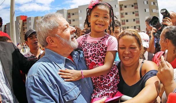 Ex-presidente, que participou neste sábado da inauguração de um conjunto habitacional realizado pelo programa Minha Casa Minha Vida em parceria com o Movimento dos Trabalhadores Sem-Teto, disse que a presidente Dilma deve melhorar a qualidade do programa; "Quando eu entro nessa casa de 63m² e lembro que é o dobro da casa que morei com 4 filhos, eu penso: a luta de vocês valeu a pena", disse