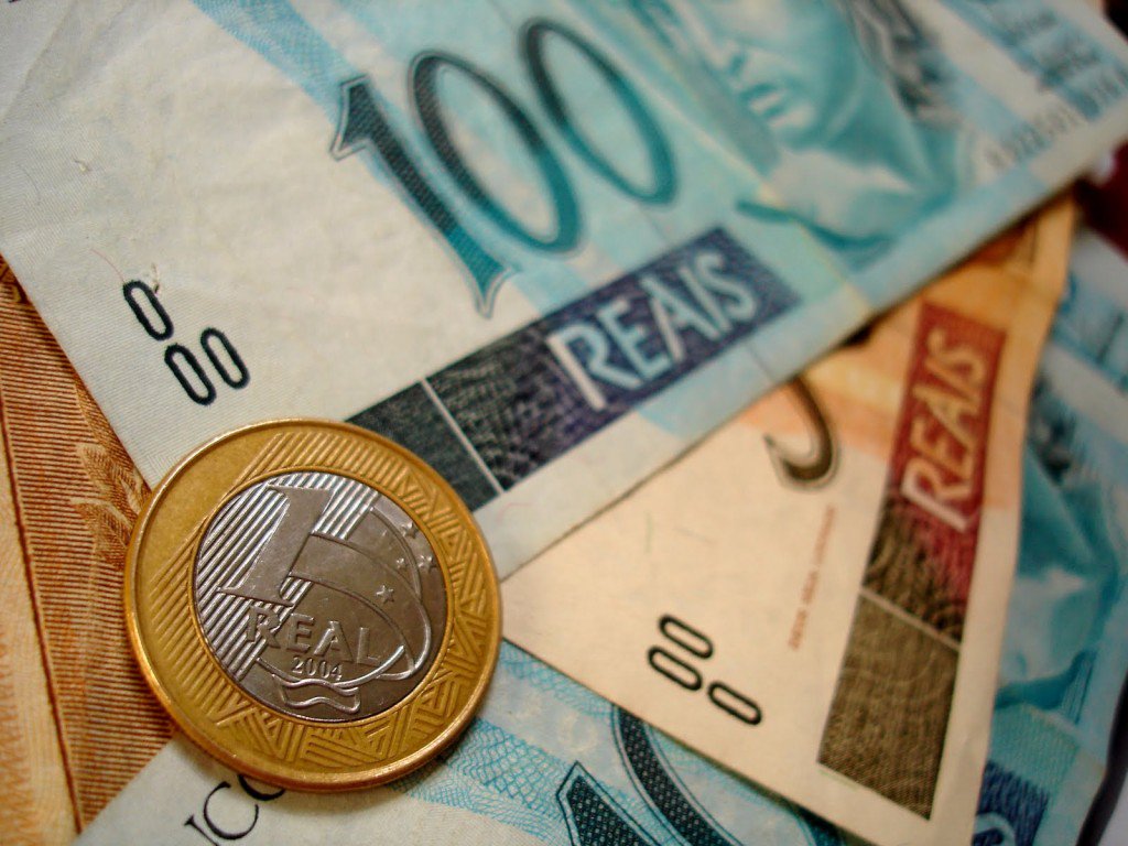 Em decorrência do aumento do endividamento de Estados e Municípios, o Ministério da Fazenda informou em nota nesta sexta (14) que o Tesouro Nacional encaminhou  pedido à Comissão de Financiamentos Externos (Cofiex), órgão do Ministério do Planejamento responsável pela operacionalização de financiamentos, que fossem retirados da pauta de reunião da terça-feira passada os processos relativos a novos pedidos de empréstimos; o Tesouro Nacional destacou o crescimento acelerado no endividamento dos entes subnacionais nos últimos anos; somente para os Estados, o desembolso anual passou da ordem de R$ 9 bilhões em 2011 para R$ 33,5 bilhões no ano passado