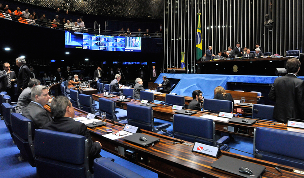 O Senado derrotou o governo nesta quarta (8) ao aprovar a Medida Provisória 672/2015, que, além de manter as atuais regras de reajuste do salário mínimo para o período de 2016 a 2019, estende a medida para os aposentados e pensionistas; um dos maiores defensores da mudança feita na Câmara, o senador Paulo Paim (PT) questionou se era justo deixar de ter uma política para reajustar os benefícios de quem ganha acima de um salário mínimo; muitos aposentados de hoje, segundo o senador, contribuíram sobre um valor bem maior e veem, a cada ano, seus benefícios diminuírem; projeto segue para sanção presidencial