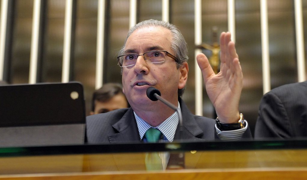 Presidente da Câmara dos Deputados, Eduardo Cunha (PMDB-RJ), criticou os parlamentares que o chamaram de "golpista" em função da manobra regimental feita por ele para conseguir a votação da Proposta de Emenda à Constituição (PEC) que reduziu a maioridade penal de 18 para 16 anos nos casos de crimes hediondos cometidos por jovens infratores; "Isso [ser chamado de golpista pelos parlamentares contrários á redução da maioridade penal] é choro de quem não tem voto, choro de quem está entrando na agenda que não é da sociedade. Não é à toa que o governo está indo para 9% de popularidade", disparou; ele també afirmou que o vice-presidente Michel Temer (PMDB)poderia deixar a articulação política do governo da presidente Dilma Rousseff