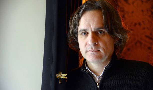 Pela primeira vez após o atentado de 7 de janeiro deste ano, o diretor da revista satírica francesa Charlie Hebdo, Laurent Sourisseau, conhecido como Riss, saiu do país para falar sobre a publicação, de tradição anticlerical e ateia; ele foi o único sobrevivente no massacre que deixou 12 mortos; "Podemos escrever o que queremos sobre política e políticos, mas, no momento em que se fala de religião, principalmente do Islã, o negócio fica mais sensível e o Charlie Hebdo pagou um preço alto por isso", disse em palestra no 10º Congresso Internacional de Jornalismo Investigativo, na Universidade Anhembi Morumbi, em São Paulo