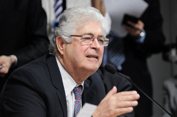 Senador Roberto Requião (PMDB) criticou duramente a mídia familiar, que, segundo ele, junto com a oposição ao governo Dilma, "divide o Brasil em dois"; em discurso na tribuna do Senado, o peemedebista afirmou que a maneira como os grandes jornais trabalham tem como objetivo "reforçar o preconceito, realçar setores abduzidos pelo fascismo, e sua formulação primária e bruta"
 