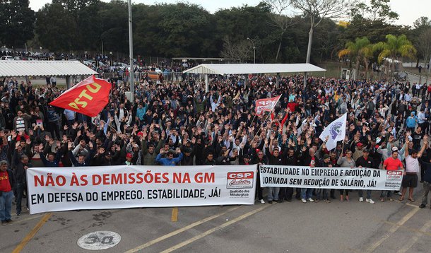 Mais de quatro mil funcionários da General Motors, de São José dos Campos (SP), encerraram a greve de 12 dias, após assembleia realizada nesta manhã; os operários concordaram com a proposta do Tribunal Regional do Trabalho (TRT) da 15ª Região que cancela 798 demissões; segundo o Sindicato dos Metalúrgicos, essa foi uma das maiores paralisações na fábrica nos últimos 20 anos