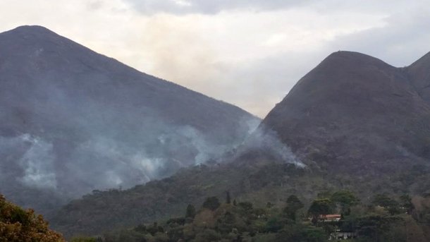 O incêndio que atinge desde domingo (12) a vegetação na região serrana do Rio já consumiu 2,4 mil hectares – o que corresponde a 2,4 mil campos oficiais de futebol; em algumas áreas mais críticas – como o Parque Nacional da Serra dos Órgãos (Parnaso), situado entre os municípios de Guapimirim, Magé, Petrópolis e Teresópolis – mais de 500 hectares foram atingidos pelo fogo; a dificuldade de acesso prejudica o trabalho dos bombeiros, que tiveram o efetivo aumentado de 100 para 170 homens