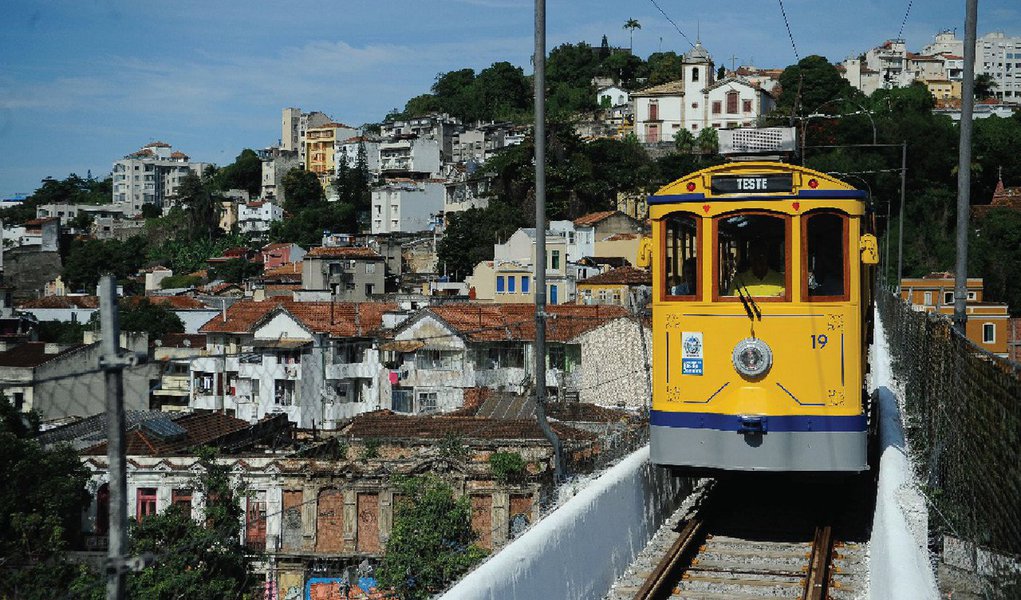 Depois de quatro anos parados, os bondes de Santa Teresa, tradicional bairro na zona central do Rio de Janeiro e cartão-postal da cidade, voltaram a funcionar; enquanto o restante das obras não é concluído, a pré-operação do sistema com passageiros será feita, inicialmente, entre os Largos da Carioca e do Curvelo, trecho com cerca de 1,7 km; de acordo com a Secretaria de Estado de Transportes, as obras só deverão ser concluídas no primeiro semestre de 2017, com a inauguração da última estação, no Silvestre