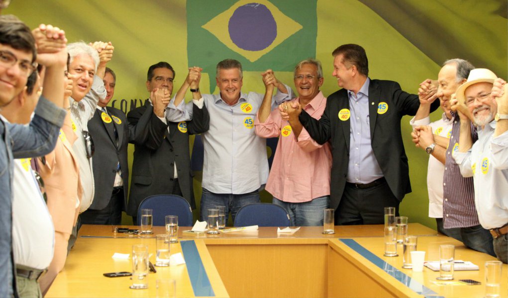 No Distrito Federal, PSB e PSDB formalizaram, nesta terça-feira (14), aliança em apoio às candidaturas do tucano Aécio Neves à presidência da República, e do socialista Rodrigo Rollemberg ao governo da capital federal; iniciativa frustra as expectativas do também candidato ao Palácio do Buriti, Jofran Frejat (PR), que contava com o PSDB no segundo turno