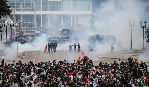 Há exatamente um mês, a Polícia Militar do Paraná usava 2.323 balas de borracha contra os professores e outros servidores do Estado que protestavam contra um projeto do governo Beto Richa (PSDB); a ação policial resultou em ao menos 180 pessoas feridas; a operação custou ao governo Richa R$ 948 mil no total, gastos em munições e diárias pagas para deslocar policiais do interior para Curitiba; 1.661 policiais participaram da operação; a PM gastou ainda para comprar 1.094 granadas e outros 300 projéteis lacrimogêneos de longo alcance