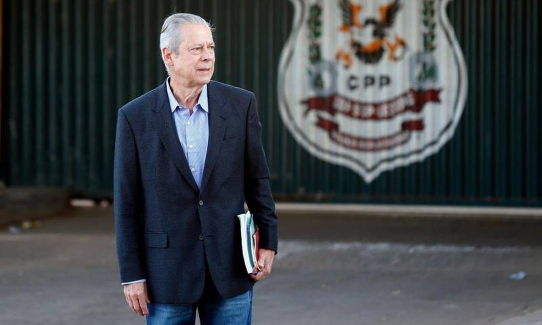 Em parecer enviado ao Supremo Tribunal Federal (STF), o procurador-geral da República, Rodrigo Janot, atesta que José Dirceu teve 142 dias descontados da pena em razão de trabalho e estudo na cadeia, e que esses fatos "inexoravelmente conduzem a constatação do requisito objetivo" do cumprimento de um sexto da condenação – o que lhe garante o direito de progressão do regime imposto na AP 470; decisão será tomada pelo ministro Luís Roberto Barroso, do STF