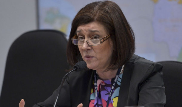 Dezessete empresas manifestaram interesse em participar da 13ª Rodada de Licitação de Blocos Exploratórios de Petróleo, marcada para 7 de outubro, segundo a diretora-geral da Agência Nacional de Petróleo (ANP), Magda Chambriard; ela não soube especificar a nacionalidade das empresas, mas informou que, ao todo, são oito países interessados, até o momento, e metade das empresas pode ser classificada como operadoras de grande porte; estão previstos, nessa rodada de licitação, 266 blocos, distribuídos em 10 bacias sedimentares