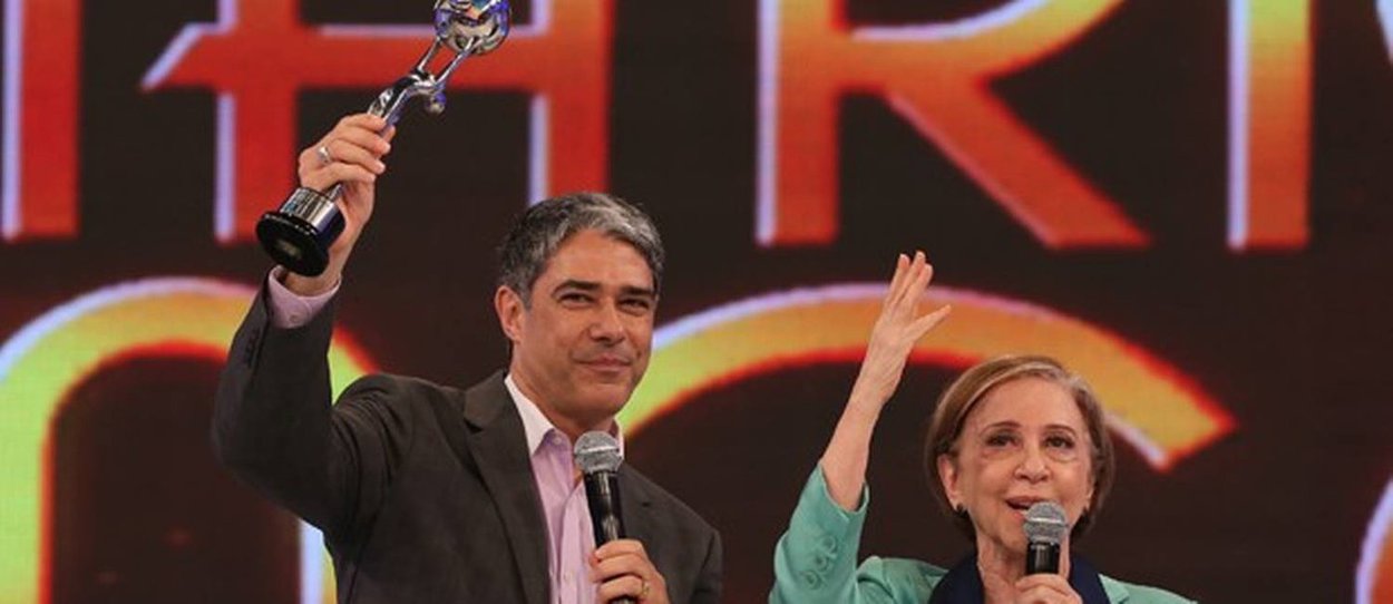 “Meu pai, Mário Lago, merece respeito! Enojada e revoltada com a farsa que foi o Prêmio Mário Lago 2014. Com a audiência do ‘Jornal Nacional’ despencando, o premiado foi o editor geral do panfleto global. E tome elogios ao jornalismo da Globo, à ‘ética, lisura e imparcialidade’ do JN, à maneira ‘firme, mas respeitosa’ como Bonner conduziu as entrevistas com os presidenciáveis, ao serviço prestado pelo JN à moralização do país. E tome pau nas redes sociais ‘instrumentalizadas pelos partidos’ para atacar a Globo e seu jornalismo. Nojo. Lá no infinito, papai e mamãe devem ter ficado muito revoltados”, disse Graça Lago