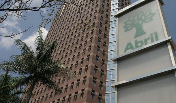 Nem a revista Veja escapa mais do passaralho que tem sido constante na editora Abril; com o fechamento das edições regionais da revista e redução de cargos de direção e até cortes de salários, as demissões atingiram 32 pessoas em São Paulo e 49 em todo o Brasil;  as mudanças, no entanto, não chegaram ao andar de cima, preservando a Direção de Redação (Eurípedes Alcântara) e os redatores-chefes Fábio Altman, Lauro Jardim, Policarpo Júnior (Brasília) e Thaís Oyama