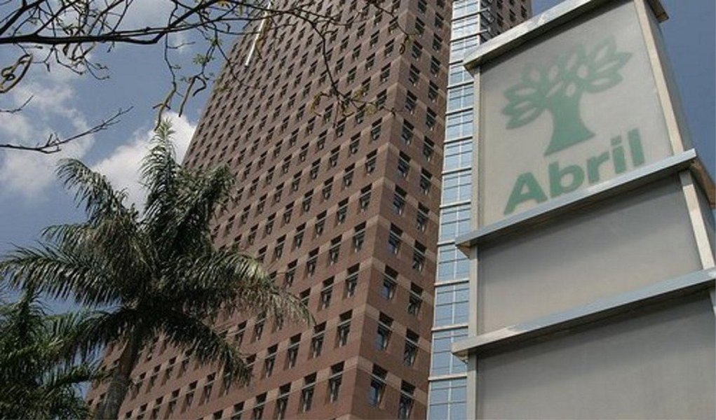 Nem a revista Veja escapa mais do passaralho que tem sido constante na editora Abril; com o fechamento das edições regionais da revista e redução de cargos de direção e até cortes de salários, as demissões atingiram 32 pessoas em São Paulo e 49 em todo o Brasil;  as mudanças, no entanto, não chegaram ao andar de cima, preservando a Direção de Redação (Eurípedes Alcântara) e os redatores-chefes Fábio Altman, Lauro Jardim, Policarpo Júnior (Brasília) e Thaís Oyama