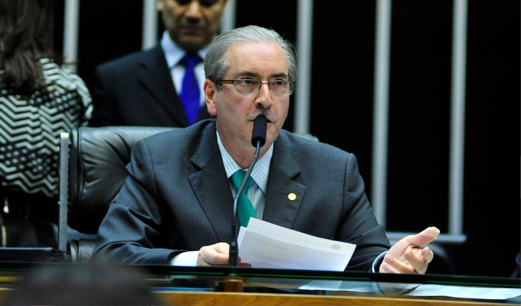 O presidente da Câmara, Eduardo Cunha (PMDB-RJ), defendeu há pouco uma nova visita de senadores e de deputados à Venezuela, de modo que sejam esclarecidas as reais situações dos líderes de oposição ao governo daquele país; Cunha se reuniu com o ministro das Relações Exteriores, Mauro Vieira, para conversar sobre o caso; “Há a necessidade e o direito de uma comissão lá comparecer e cumprir regularmente seu objetivo. Acho que o governo brasileiro deveria atuar para que isso ocorresse”, frisou