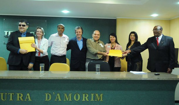 Relatório da Gestão do Plano Distrital de Políticas Públicas Viver sem Limite DF, elaborado pela Casa Civil e pela Secretaria de Justiça, Direitos Humanos e Cidadania, detalha os 35 projetos relacionados aos direitos da pessoa com deficiência nas áreas de Saúde, Educação e Acessibilidade; do total, 19 projetos resultaram de iniciativas propostas pelo governo federal e 16, do GDF; do total, 12 foram direcionadas à área de Inclusão Social, oito para Educação, sete voltadas à Saúde e outras sete para Acessibilidade