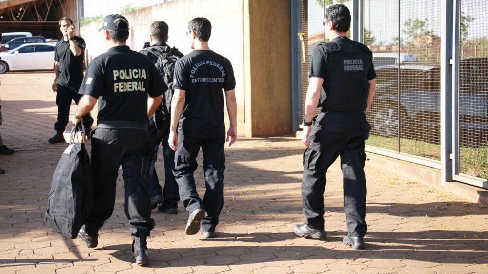 Segundo a Polícia Federal, os ex-deputados federais André Vargas, Pedro Corrêa e Luiz Argôlo e o ex-tesoureiro do PT João Vaccari Neto foram transferidos nesta manhã para o Complexo Médico-Penal, em Pinhais (PR), região metropolitana de Curitiba; transferência foi solicitada pelo delegado federal Igor Romário de Paula, que alegou lotação das instalações da Superintendência da PF