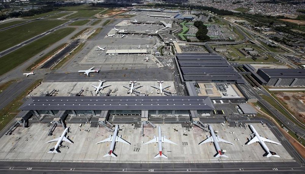 AviÃµes no aeroporto de Guarulhos. 12/02/2015 REUTERS/Paulo Whitaker