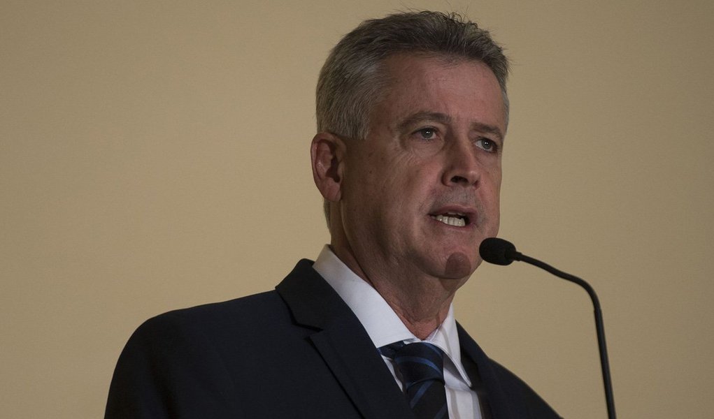 Governador do Distrito Federal divulgou nota lamentando a morte do sargento da Polícia Militar Reinaldo Francisco Vieira, atingido por tiros em uma briga de casal no Paranoá; o policial tentava socorrer uma mulher das agressões do marido - segundo testemunhas ela estava grávida; Rodrigo Rollemberg disse que "a morte em serviço mostra o valor de nossos policias militares que arriscam a vida para proteger a população"; o suspeito também morreu ao ser atingido por outro policial