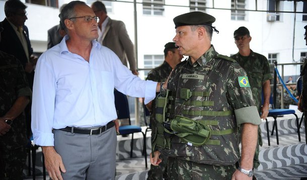 A Força de Pacificação do Complexo da Maré, na zona norte do Rio, tem um novo comandante; general Ricardo Rodrigues Canhaci; ele explicou que a tropa que o acompanha, com efetivo de 3 mil soldados, é experiente, com militares que participaram da Operação Arcanjo no Complexo do Alemão, e que estiveram na Força de Paz no Haiti; segundo Canhaci, esta é a última parte da missão do Exército na Maré