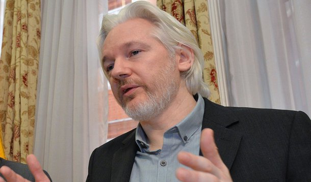 O fundador do Wikileaks, Julien Assange, completa nesta sexta-feira (19) três anos de refúgio na Embaixada do Equador em Londres, sem que tenha sido interrogado pela Justiça sueca sobre acusações de crimes sexuais ou que seu caso tenha sido resolvido; Ministério Público sueco aceitou em março ir a Londres ouvir o australiano, de 43 anos, que nega as acusações e se recusa a ir à Suécia por temer ser extraditado para os Estados Unidos; Assange pediu asilo político ao Equador, convicto de que se viajasse para a Suécia para ser ouvido seria extraditado para os Estados Unidos, que o querem processar pela divulgação de milhares de documentos diplomáticos e militares confidenciais, no caso Wikileaks