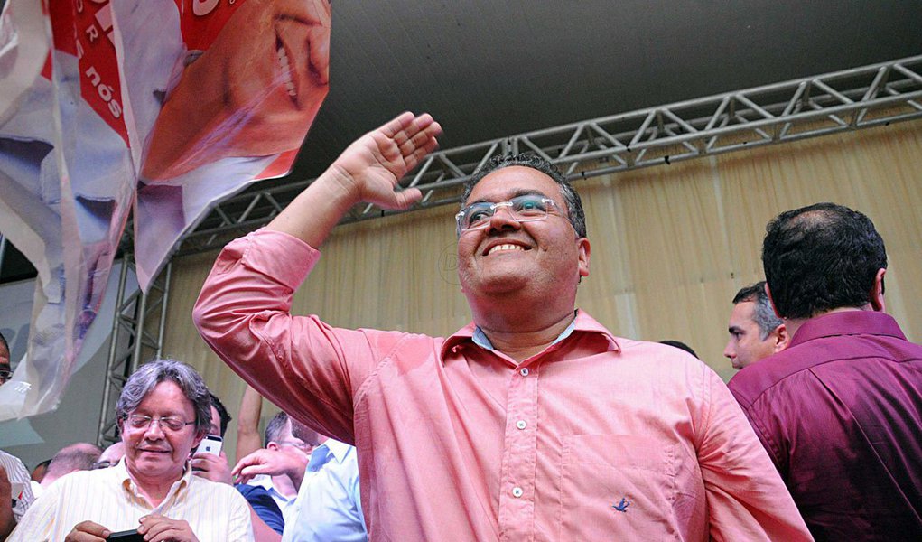 Senador eleito pelo Maranhão, o ex-vice-prefeito de São Luís Roberto Rocha (PSB) afirmou que será experimentado "um novo modelo de gestão"; "Isso oxigena a nossa política, que está muito viciada pelo tempo", afirmou; "A falta de alternância de poder, necrosou o tecido social do estado. Há uma quase metástase política, cujo único remédio é o que o povo receitou nas urnas"; ele disse, ainda, que "nossa eleição está em perfeita sintonia com a vontade do povo, que pode esperar de mim um mandato digno, com muitas realizações"