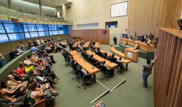 A Câmara Legislativa aprovou em primeiro e segundo turnos, um projeto de lei, do Poder Executivo, que permite ao governo local contratar operação de empréstimo junto à Caixa Econômica Federal, no valor de R$ 737 milhões e 100 mil reais; o recurso será utilizado pelo governo para a compra de 10 novos trens para o Metrô-DF e a construção de três novas estações na 104, 106, e 110 Sul