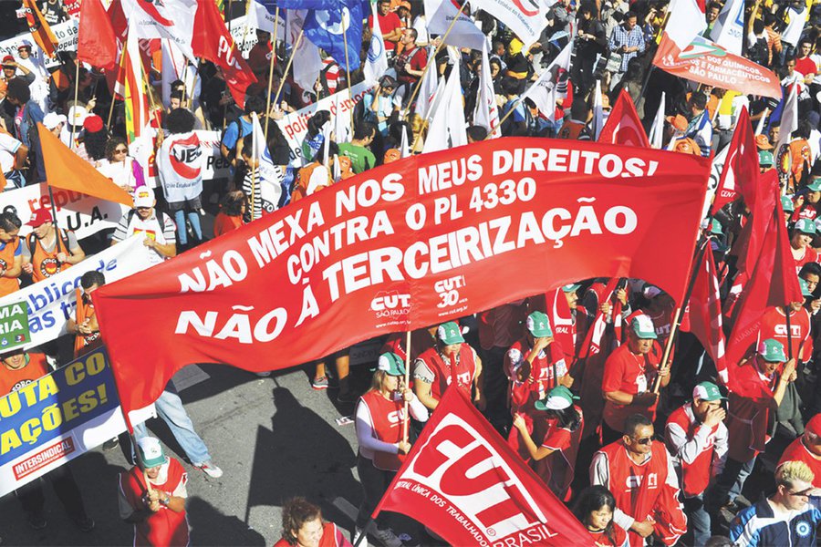 No dia em que o Congresso deve se reunir para discutir os detalhes do PL 4330, central sindical convoca manifestações em diversas cidades de todo o País; nesta quarta-feira (21) devem ser votados destaques polêmicos do projeto, como a responsabilidade solidária e o enquadramento sindical; um dos artigos da lei determina que, quando o contrato de terceirização se der entre empresas da mesma categoria econômica, os empregados da contratada envolvidos serão representados pelo mesmo sindicato dos da contratante