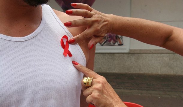 A Secretaria Estadual de Saúde informou que, em média, são registrados por ano dois mil casos de HIV ou Aids no Paraná, refletindo em mais de 500 mortes anualmente; o número de casos de portadores do vírus HIV aumentou 72% de 2012 para 2013; apenas no ano passado, 1.470 pessoas foram diagnosticadas com a doença e outras 1.161 com o vírus; quanto é levada em conta somente a Aids, houve uma redução de 5% nos casos diagnosticados para o período