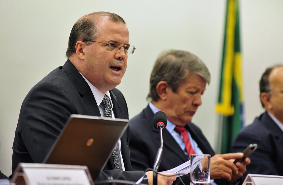 Ao mesmo tempo em que alertou que a inflação deve ficar mais alta nos próximos meses, o Banco Central trabalha para que ela retorne "o mais rápido possível" para a convergência à meta, disse o presidente do BC, Alexandre Tombini, em audiência na Comissão Mista de Orçamento do Congresso Nacional nesta terça-feira
