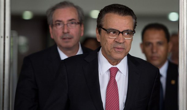 O presidente da Câmara, Henrique Eduardo Alves, disse nesta quarta-feira (5) que o seu sucessor no comando da Casa deverá ser uma candidatura que “some todos aqueles que queiram fazer cada vez mais um Parlamento mais forte”. a eleição do novo presidente será realizada no início de fevereiro do ano que vem; Alves negou que o PMDB da Câmara, ao articular-se em um “blocão” para assumir a presidência da Casa, queira se contrapor ao PT. “Não é essa a discussão, PT versus PMDB. Esse é um tema muito pequeno para uma hora como essa de definir candidaturas", declarou