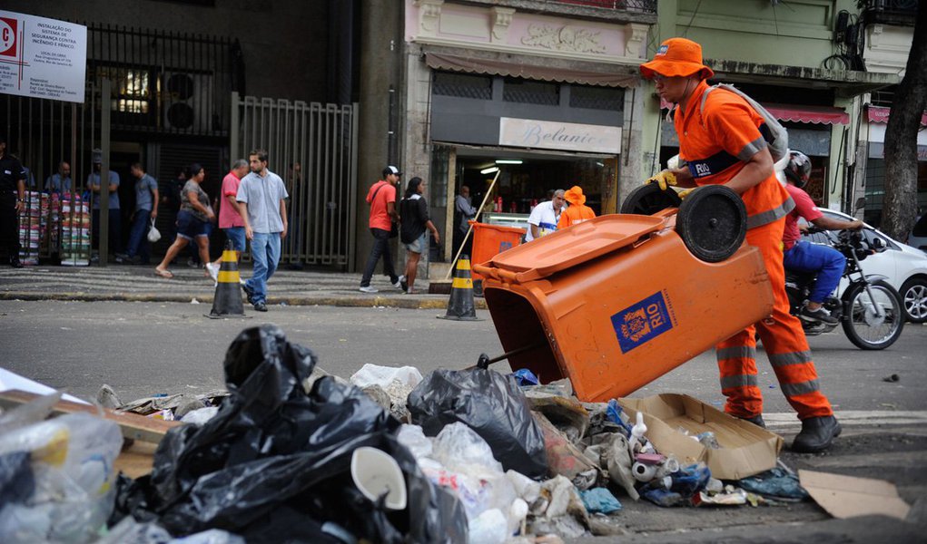 A greve dos garis do Rio entra no quarto dia nesta segunda-feira (16); a Justiça determinou que 75% da categoria garantam os serviços de limpeza, mas de acordo com a Comlurb, a decisão não está sendo cumprida; o sindicato da categoria nega. Prefeitura e trabalhadores não chegam a um acordo