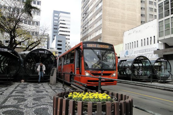 Sindicato dos Rodoviários de Curitiba e Região Metropolitana ameaça uma greve geral no transporte público para a próxima segunda-feira (26); a categoria reivindica o pagamento do adiantamento salarial aos trabalhadores da empresa CCD (Cristo Rei), segundo acordo firmado; o valor corresponde a 40% do salário da categoria; Sindicato das Empresas de Transporte Urbano e Metropolitano de Passageiros informou que o atraso nos depósitos é consequência de uma dívida de R$ 15,2 milhões que a Urbanização de Curitiba (Urbs) e a Coordenação da Região Metropolitana de Curitiba (Comec) têm com as empresas