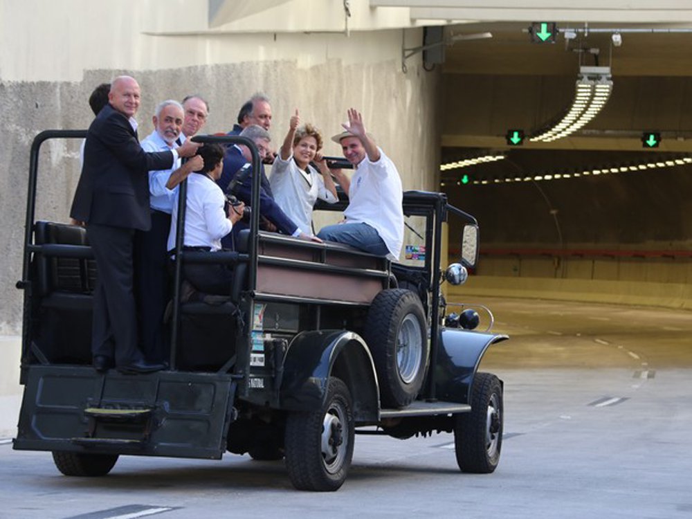 O prefeito do Rio de Janeiro, Eduardo Paes, disse que a capital fluminense passou as últimas cinco décadas em conflito com o Governo Federal; a afirmação foi feita neste domingo (1), durante a inauguração do Túnel Rio 450, que contou com a presença da presidente Dilma Rousseff; "Sei do seu esforço e da dificuldade de cuidar de um País cheio de contrastes e que tem tantos desafios", disse Paes; momentos antes ele havia dito que nenhum dos presidentes anteriores havia comparecido a um evento relacionado ao aniversário da cidade