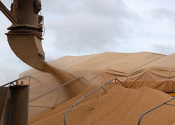 A safra não espera. As pessoas precisam trafegar com segurança e aqueles que dependem das estradas necessitam ter o mínimo de condições para trabalhar. Os recursos existem e estão nos cofres do governo. Até quando vamos continuar assistindo ao mesmo filme
